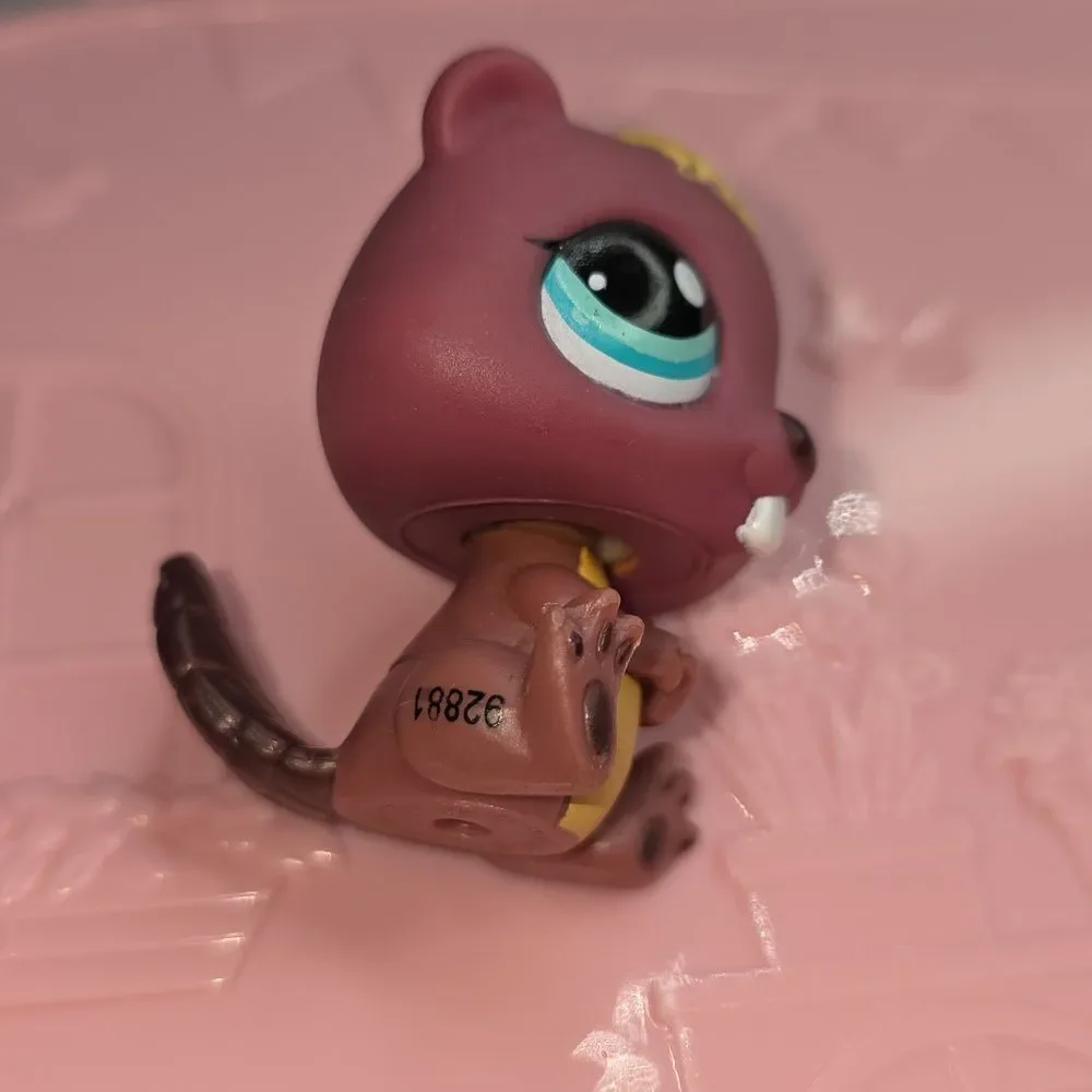Hasbro Littlest Pet Shop #810 Beaver Deep Purple Maroon Blue Dot Eyes Toothy LPS